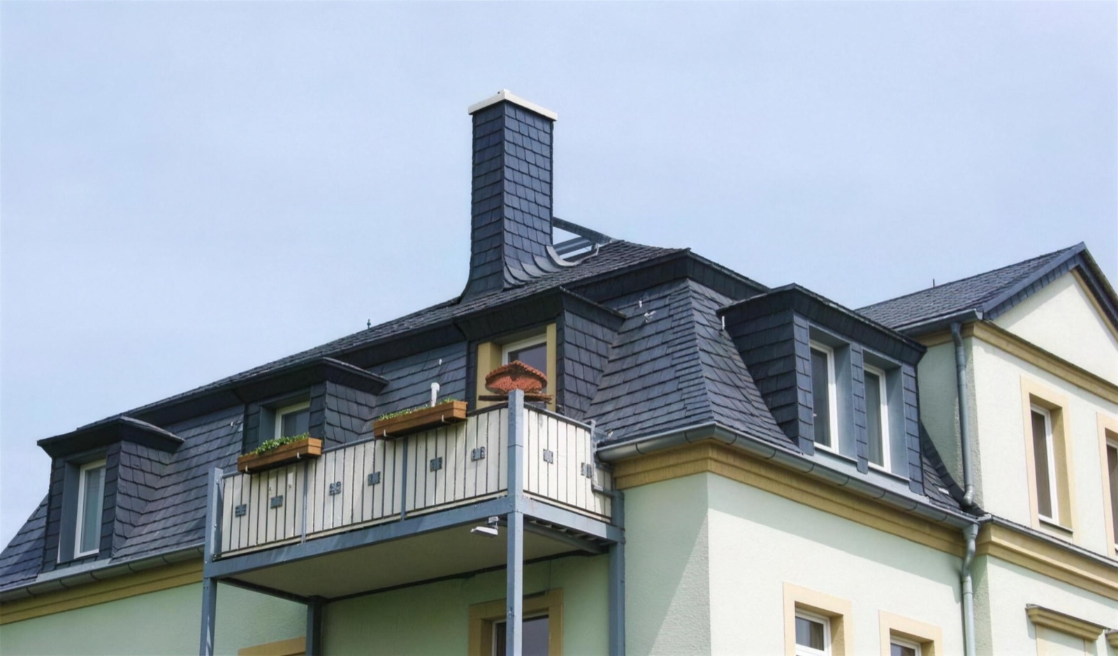 Mehrfamilienhaus in Bannewitz mit Schieferdach und Balkon