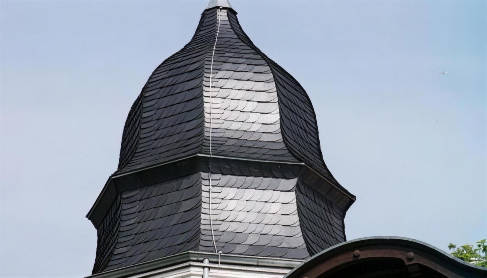 Zwiebelturm mit Moselschiefer in Altdeutscher Deckung