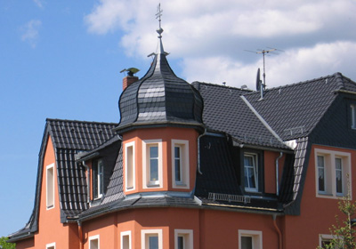 Tandempfanne tiefschwarz engobiert — von Schwarze & Vogt gedecktes Dach